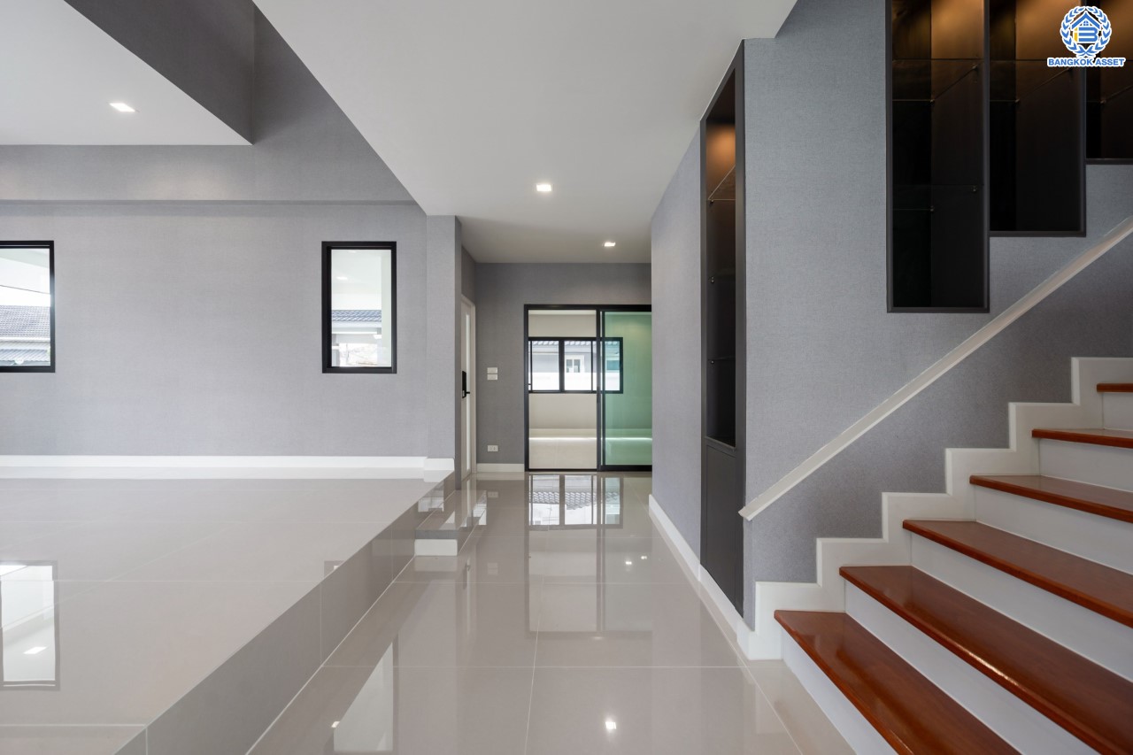 คฤหาสน์หลังใหญ่ตกแต่งใหม่ ม.บ้านสวนดอกไม้ ปิ่นเกล้า ดีไซน์สุด Luxury เนื้อที่ 154.5 ตร.ว. บนพื้นที่ใช้สอยถึง 435 ตร.ม. ฟังก์ชันจัดเต็ม 5 ห้องนอน 6 ห้องน้ำ 1 ห้องแม่บ้าน 2 ห้องอเนกประสงค์ (มีเรือนรับรองด้านข้าง พร้อมห้องน้ำในตัว) จอดรถได้ถึง 4 คัน บนทำเลเชื่อมต่อเมืองอย่างรวดเร็ว ใกล้ทางคู่ขนานลอยฟ้าบรมราชชนนี ทางด่วน "กาญจนาภิเษก" ม.มหิดล และเซ็นทรัลปิ่นเกล้า